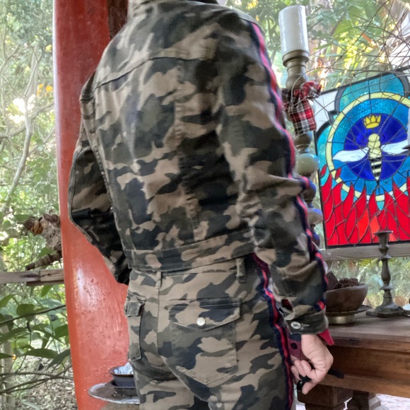 I&M Premium jeans, camo jacket with side stripes in navy and red. Size Medium - Picture 7 of 14